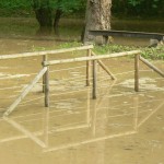 Le pont du canal de fuite est sous le Gave